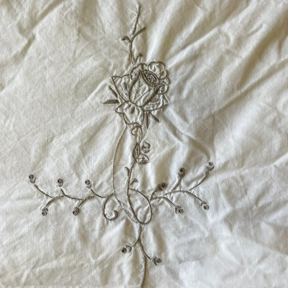 Vintage Antique Hand Embroidered White Linen Tablecloth Scalloped Cutwork Floral